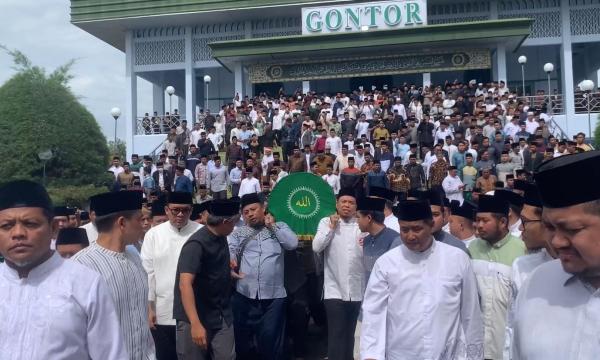 Dimakamkan, Jenazah Prof Amal Fathullah Zarkasyi Diantar Ribuan Pelayat dan Santri Gontor Ponorogo
