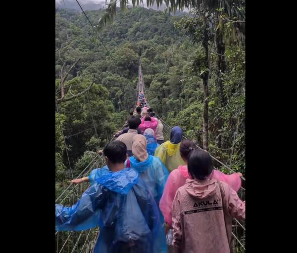 Viral! Jembatan Gantung Situ Gunung Sukabumi Dipadati Pengunjung, Keselamatan Jadi Sorotan