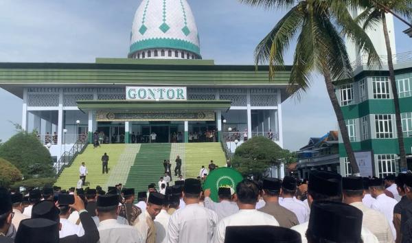 Sebelum Dimakamkan Jenazah KH Amal Fathullah Zarkasyi Dishalatkan di Masjid Pondok Gontor Ponorogo