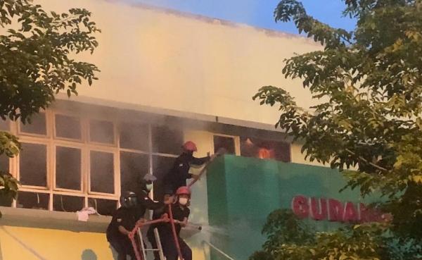 Gedung Farmasi RSUD dr Harjono Ponorogo Terbakar Hebat, Petugas Alami Kendala Pemadaman