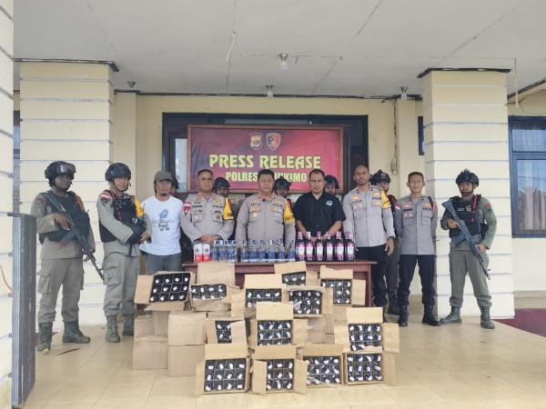 Perang Lawan Miras di Dekai, Puluhan Karton Iceland dan Anggur Merah Disita Polisi