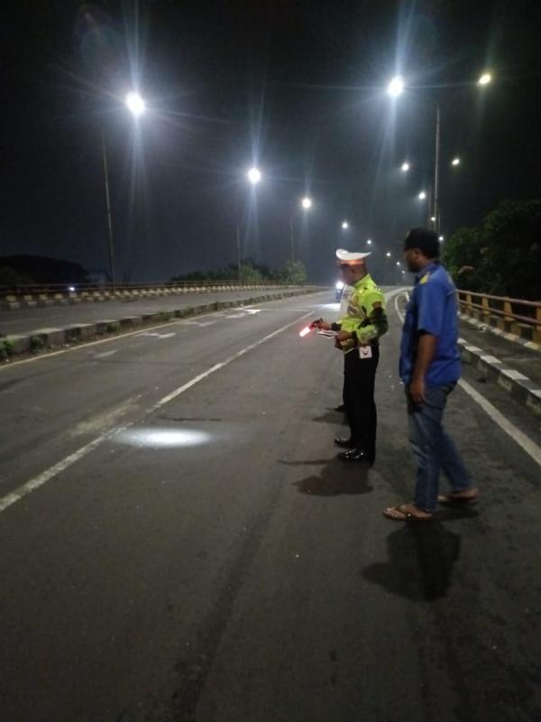 Lindas Balok Kayu di Turunan Flyover Trosobo, Pengendara Motor Tertabrak Bus Sugeng Rahayu