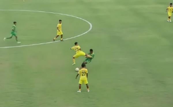 Pemain Perseta Tulungagung Terkapar Usai Kena Tendangan Kungfu di Liga 4 Jatim