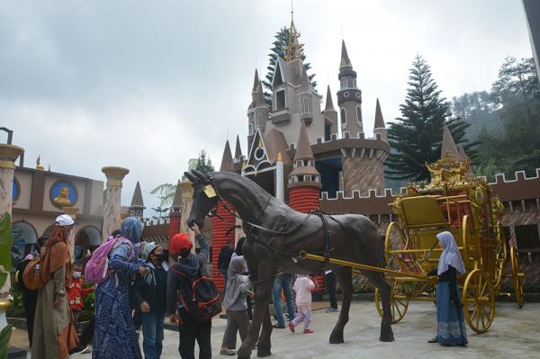 Staycation Lebih Afdol! Hotel di Jateng Kini Lengkap dengan Arah Kiblat dan Sajian Halal