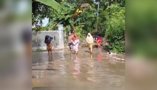 Viral di Sosmed, Emak-emak di Takalar Blokade Jalan Tolak Truk Tambang Melintas