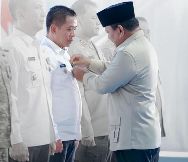 Bupati Karawang Terima Satya Lencana Wira Karya atas Kontribusi Ketahanan Pangan