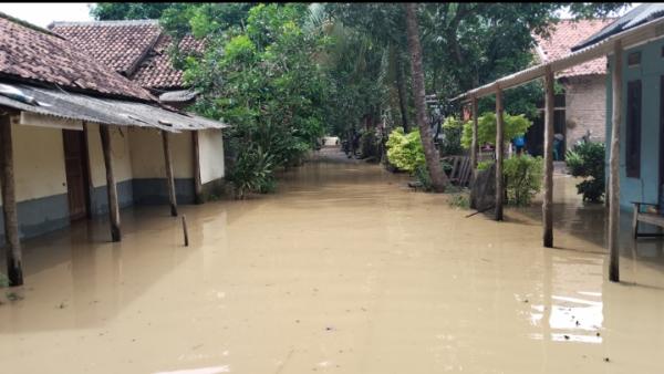 Pintu Bendungan Cipondoh Rusak, Banjir Kiriman Rendam 15 Rumah di Kroya Indramayu