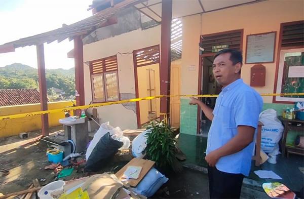 Sekolah Longsor, Siswa SD Kokap Terpaksa Belajar di Bawah Tenda 