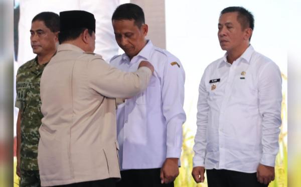 Presiden Prabowo Beri Tanda Kehormatan Bupati Bojonegoro atas Capaian Swasembada Pangan