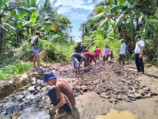Akses Vital, Warga Desa Cilangkap Gotong Royong Perbaiki Jalan Cikeusik–Citawi
