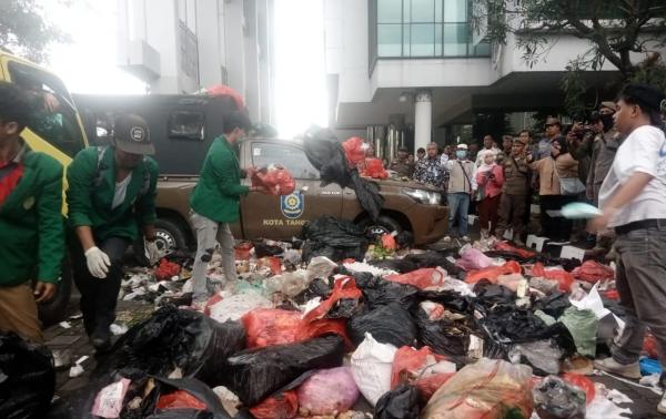 BREAKING NEWS Gen Z BEM UMJ Buang 2 Truk Sampah ke Halaman Kantor Wali Kota Tangsel