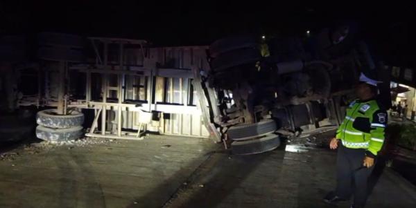 Truk Kontainer Tak Kuat Nanjak di Pandeglang, Jalan AMD Lintas Timur Lumpuh