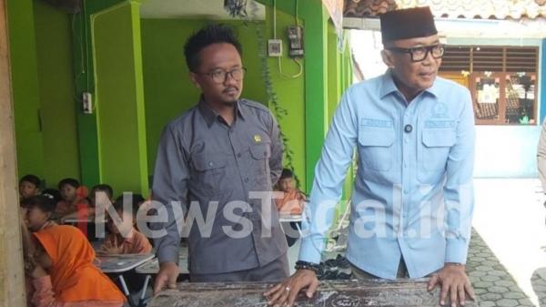 Murid SDN 5 Panggung Kota Tegal Belajar dengan Lesehan di Bekas Tempat Parkir