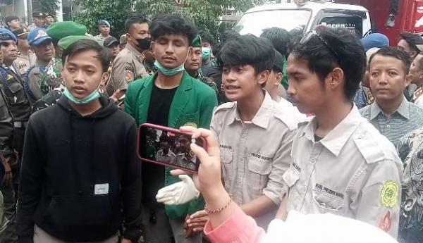 Preman Adang Gen Z BEM UMJ saat Aksi Buang Sampah di Depan Kantor Wali Kota Tangsel