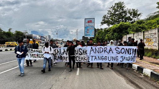 Jalan Rusak, Warga Nambo Gelar Aksi di KP3B Tuntut Tanggung Jawab Gubernur dan Kontraktor