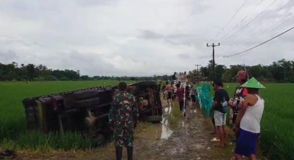 Dump Truck Terguling di Cikeusik Pandeglang, Jalan Licin dan Sempit Jadi Sorotan