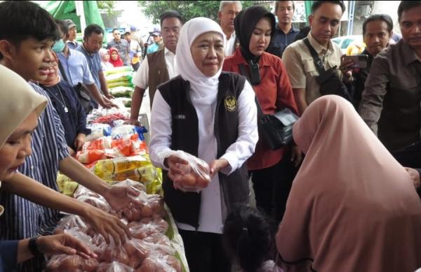 Berjubel! Ratusan Warga Tanggulangin Sidoarjo Rela Antre Demi Sembako Murah