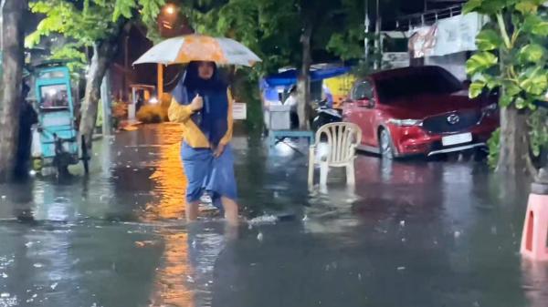 Hujan Deras dan Angin Kencang Terjang Lamongan, Banjir Rendam Jalan Protokol