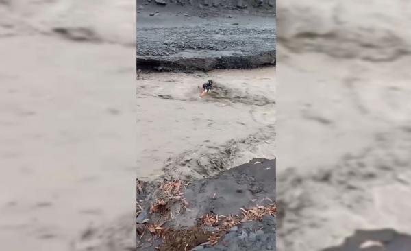 Nekat Menyeberang, Warga Lumajang Nyaris Terseret Banjir Lahar Semeru