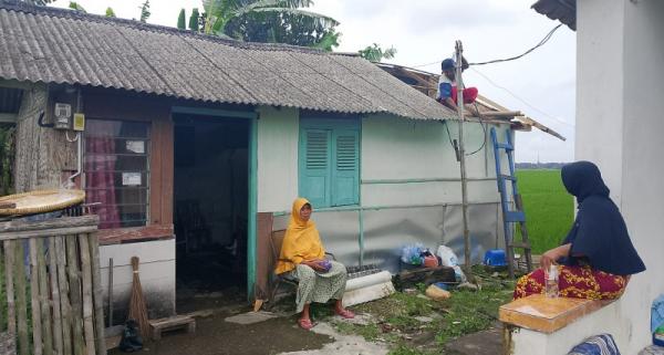Hujan Disertai Angin Kencang Rusak 2 Rumah di Tambakrejo Pemalang
