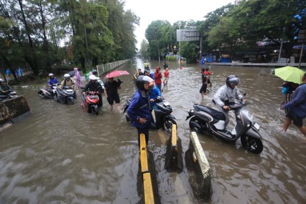 Nekat Terobos Banjir Sunter? Siapkan Rp100 Ribu Agar Motor Anda Tak Berubah Jadi Kapal Selam