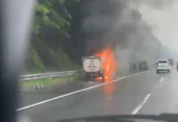 Grand Max Terbakar Hebat di Ruas Tol Cijago Cisalak, Api Muncul dari Dalam Box