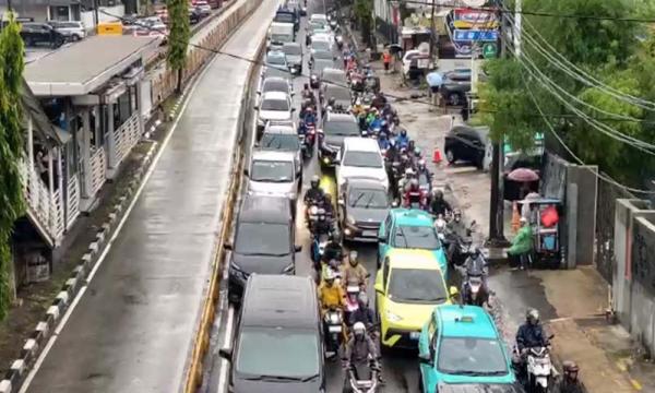 Jakarta Diguyur Hujan: Kawasan Mampang Lumpuh, Kemacetan Mengular dari Ragunan hingga Kuningan