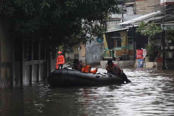 Jakarta Diguyur Hujan: Kawasan Mampang Lumpuh, Kemacetan Mengular dari Ragunan hingga Kuningan