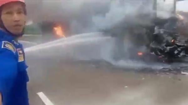 Bus Penumpang Hangus Terbakar di Tol Bakauheni, Seluruh Penumpang Berhasil Dievakuasi
