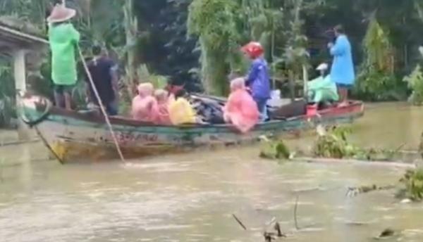 Terisolasi Banjir, Warga Pagelaran Pandeglang Terpaksa Bayar Perahu Rp20 Ribu