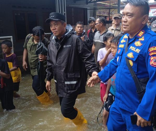 Kapolres Karawang Kerahkan Personel Bantu Penanganan Tanggul Jebol di Telukjambe Barat