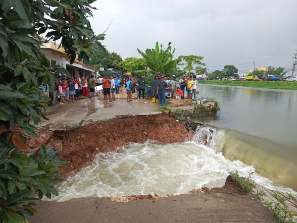 BPBD Karawang Lakukan Evakuasi Darurat Usai Tanggul Kalimalang Jebol