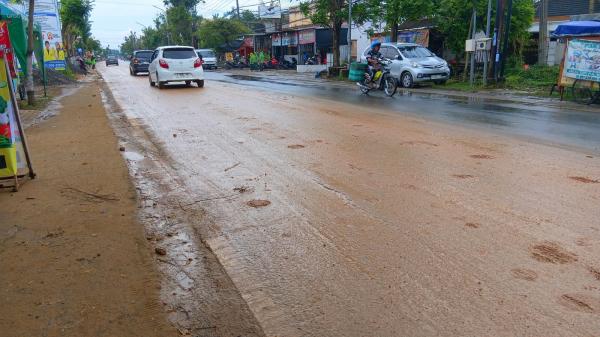 Jalan Bojonegoro–Dander Dipenuhi Lumpur Proyek, Kondisi Licin Banyak Pemotor Jatuh