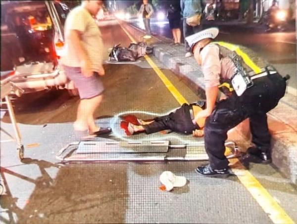 Motor Tabrak Truk Wing Boks di Jalan Raya Gilang Taman Sidoarjo, Pengendara Luka Berat