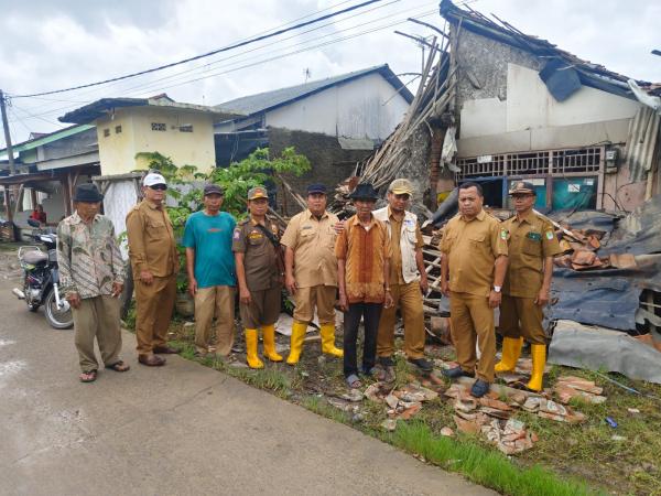 Rumah Lapuk Ambruk Diterjang Hujan Deras di Pusakajaya Selatan