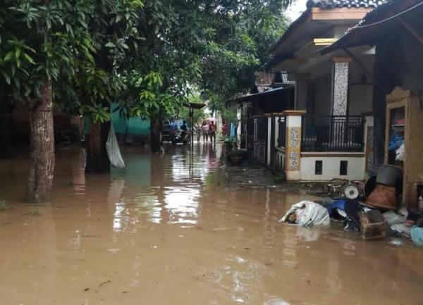 Puluhan Rumah di Bangkaloailir Indramayu Masih Terendam Banjir, 153 Warga Bertahan di Rumah