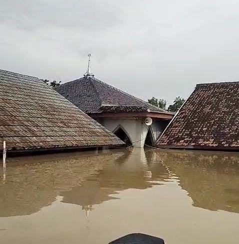 Banjir Setinggi Dua Meter Lumpuhkan Dua Sekolah di Karangligar Karawang