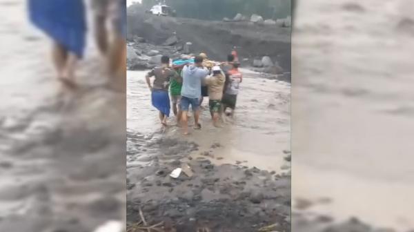 Jembatan Tertimbun Lahar Semeru, Lansia di Lumajang Ditandu Menyeberangi Sungai untuk Berobat