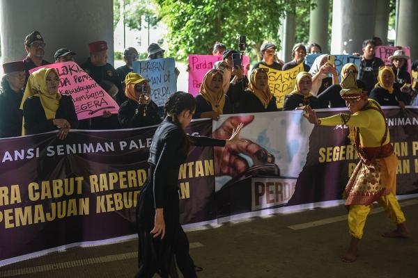 Potret Aksi Seniman Palembang Desak Sahkan Perda Kesenian dan Cabut Perda Pemajuan Kebudayaan