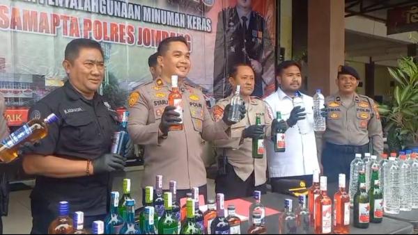 Drama Penggerebekan Rumah Warga di Jombang, Polisi Sukses Sita 680 Botol Miras