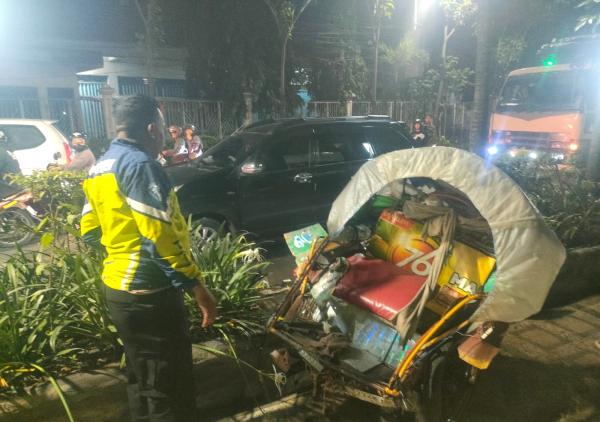Truk Boks Asal Bali Tabrak Becak di Jalan Raya Bojonegoro, Begini Kronologi dan Kondisi Korban