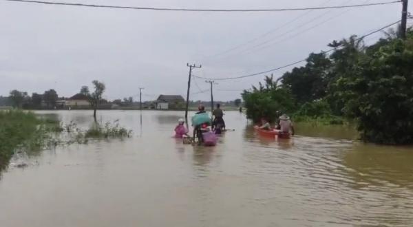 Jalan Patia–Pagelaran Terputus Diterjang Banjir, Warga Terpaksa Naik Perahu