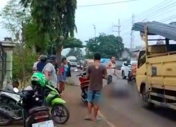 Hindari Jalan Berlubang di Bojonegoro, Pemotor Terjatuh Dihantam Truk