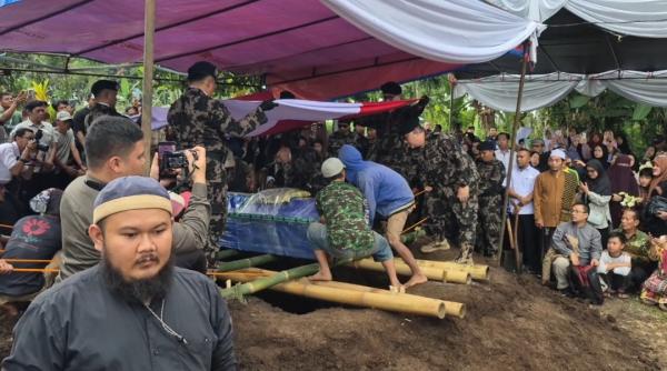Jenazah Korban Pesawat ATR 42-500 Dimakamkan Secara Kedinasan di Garut, Tangis Keluarga Pecah