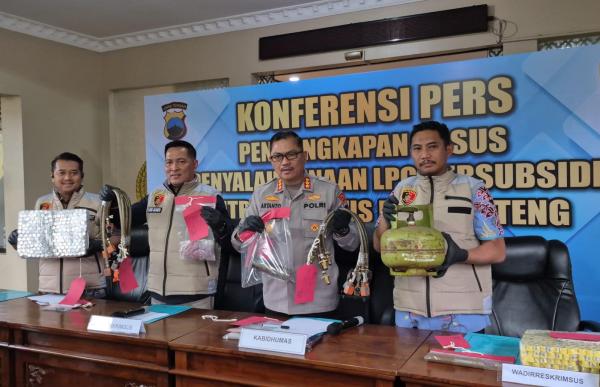 Polisi Bongkar Gudang LPG Oplosan Beromzet Miliaran di Semarang