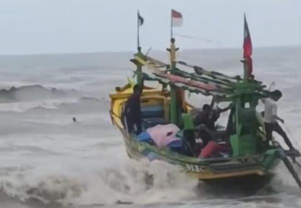 Perahu Nelayan KM Baru Kasih Tenggelam di Perairan Indramayu, Satu Orang Masih Hilang