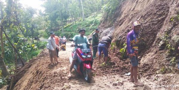 Longsor Sempat Tutup Akses Jalan Antardesa di Ciwaru Kuningan