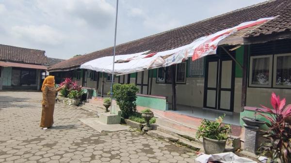 Sekolah Rusak Diterjang Angin, Puluhan Siswa SDN Tegalmuncar Boyolali Terpaksa Pindah Belajar