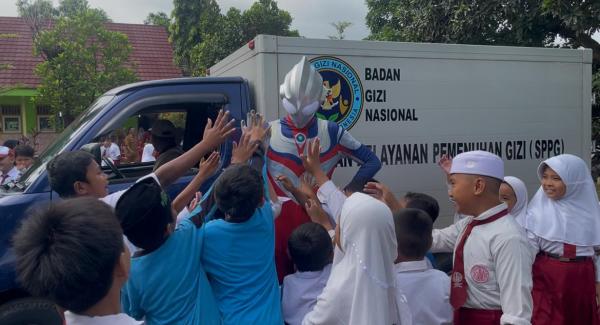 Ultraman Diutus Antar Makan Bergizi Gratis di Jombang, Begini Reaksi Para Siswa