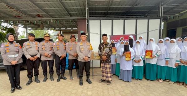 Polisi Salurkan Bantuan 200 Al-Qur’an kepada Dayah Terdampak Banjir Bandang dan Longsor Pidie Jaya